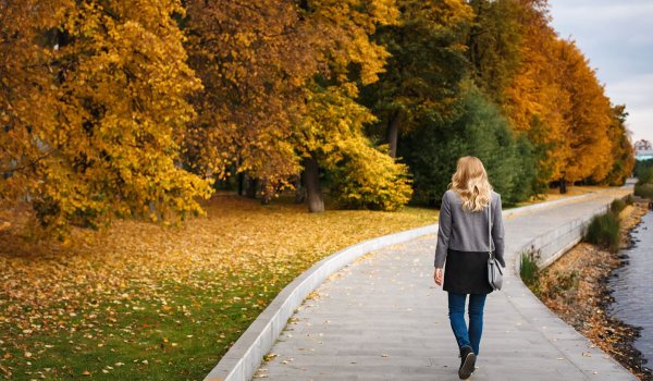 Женщина гуляет в парке
