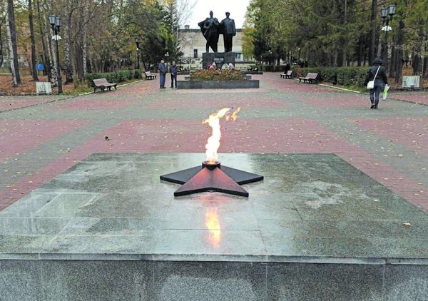 Вечный огонь в парке Победы