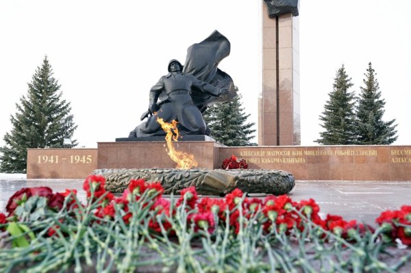 Памятник Александру Матросову и Минигали Губайдуллину в парке Победы