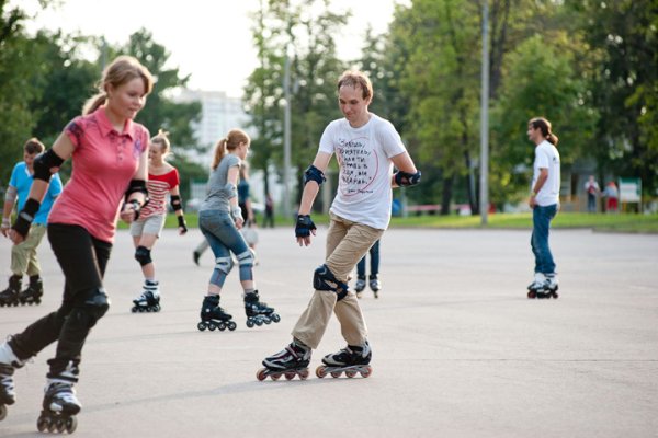 Катание на роликах в парке