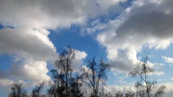 Весенние облака над Москвой