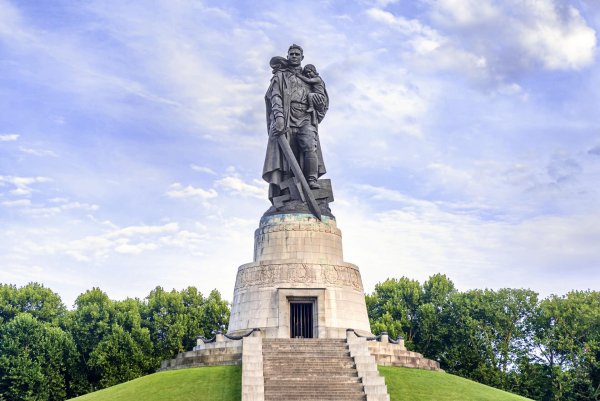 Воин-освободитель Трептов-парк Берлин