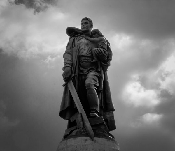 Памятник неизвестному солдату в Берлине в Трептов-парке