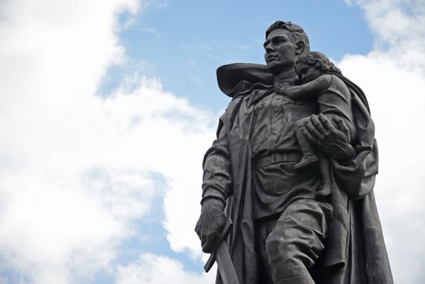 Монумент воин освободитель в Берлине