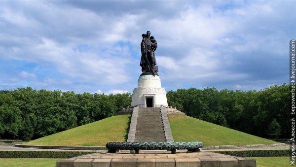 Воин освободитель Берлин меч