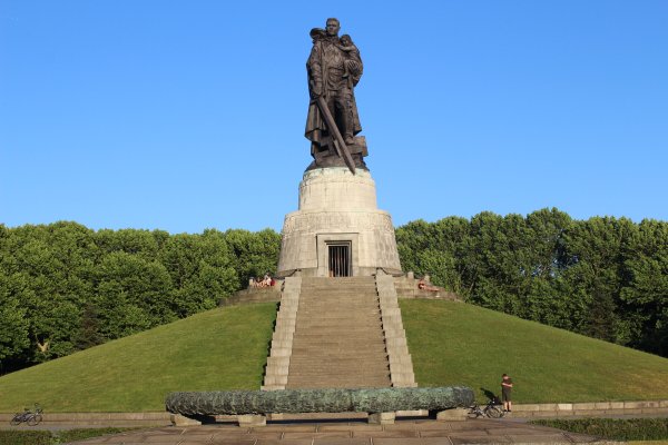 Берлин Трептов парк памятник воину освободителю