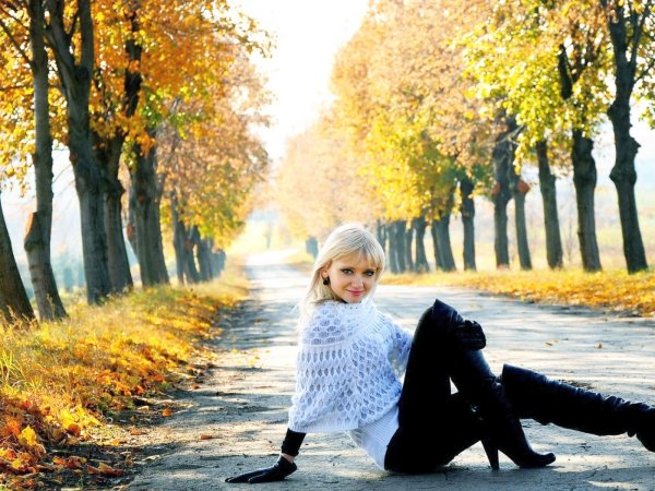 Блондинка осенью