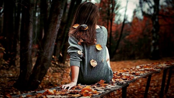 Девушка со спкны и осень