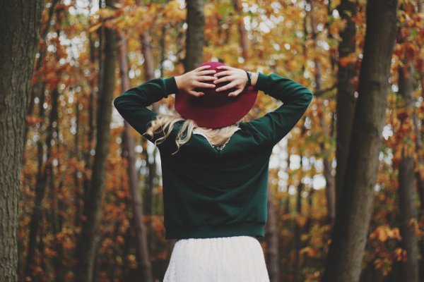 Осень девушка со спины