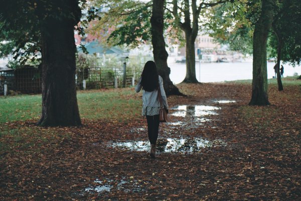 Девушка с чёрными волосами со спины осень