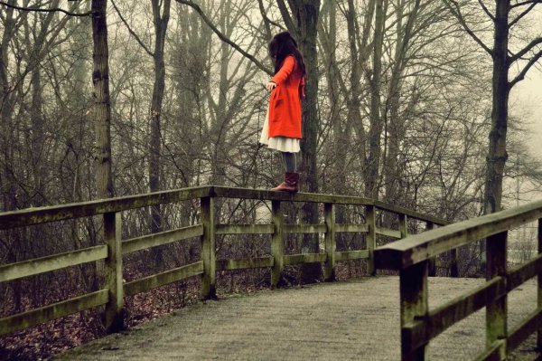 Девушка на мосту со спины