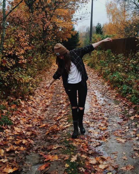 Девушка осенью со спины