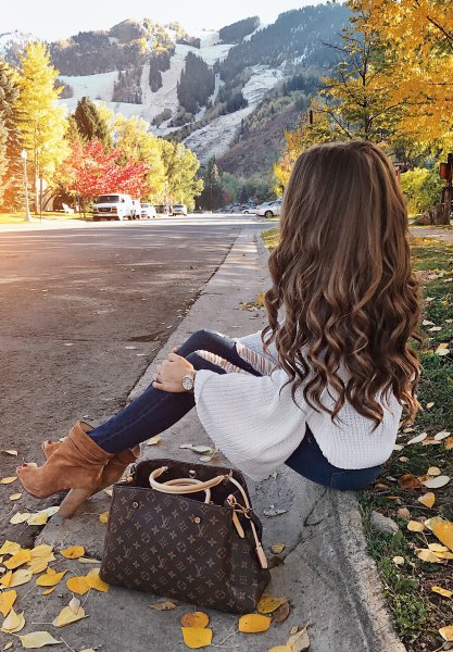 Шатенка со спины осень