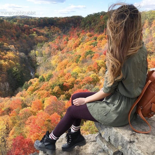 Девушка осенью со спины