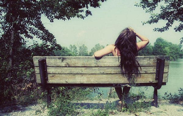 Брюнетка на даче со спины