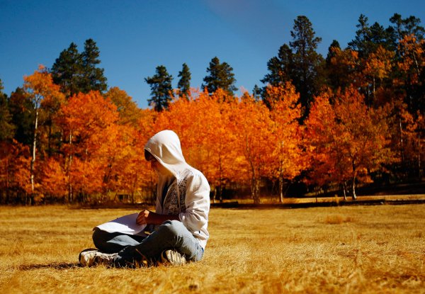 Люди на природе осенью