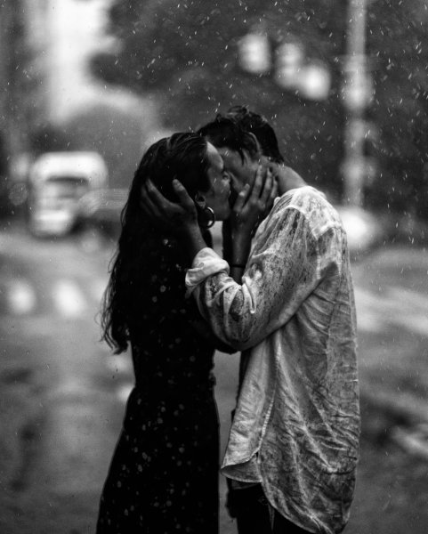 Поцелуй под дождем