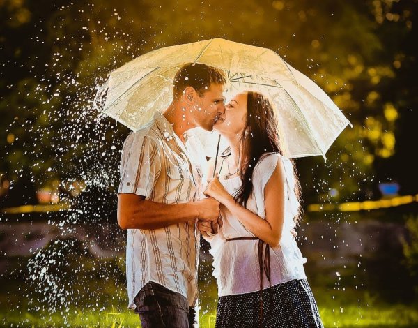 Влюбленная пара под зонтиком