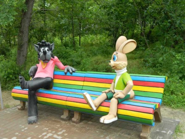 Заяц на скамейке