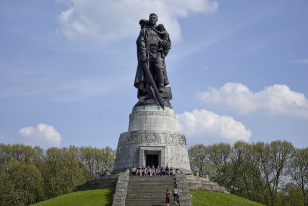 Ансамбль в Трептов-парке в Берлине