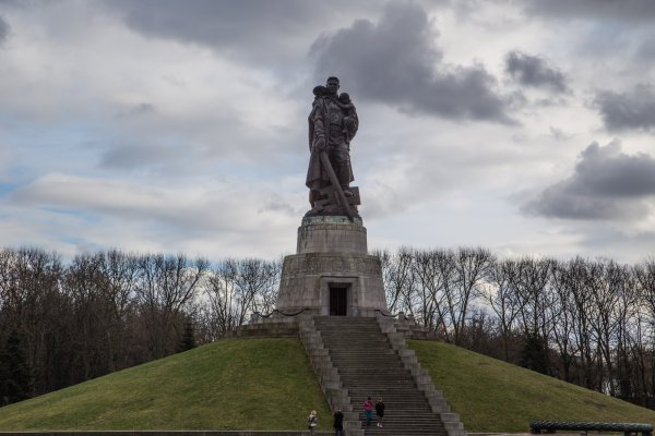 Монумент «воин-освободитель» (Трептов-парк, Берлин)