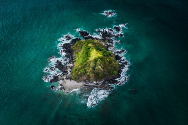 Остров в море вид сверху