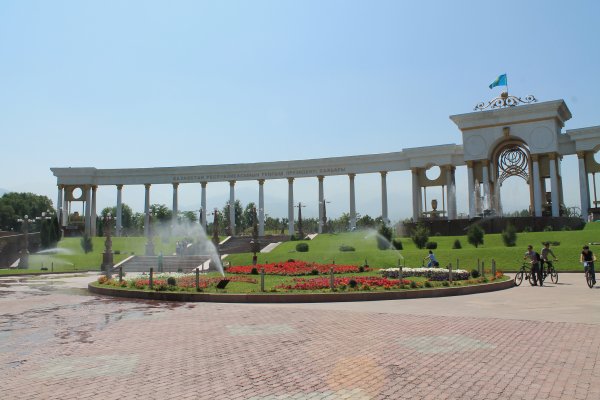 Уральск колоннада в парке