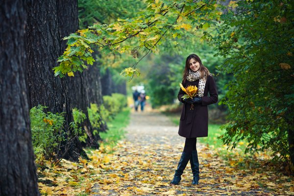 Девушка в парке осенью