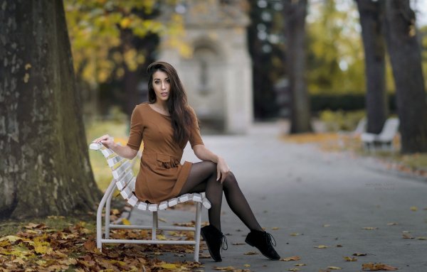 Девушка на скамейке в парке
