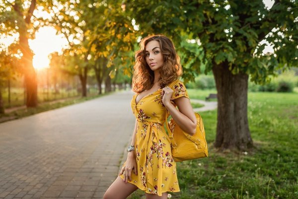 Девушка в желтом платье