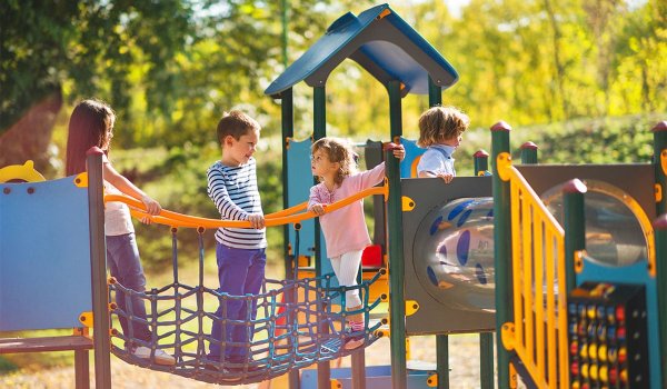Дети играют на детской площадке