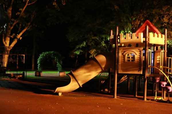 Детская площадка ночью