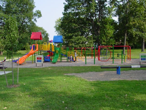 Аллея с детской площадкой