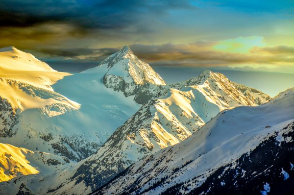 Горы со снегом на вершине