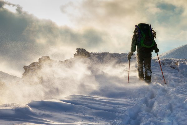 Туристы в снежных горах