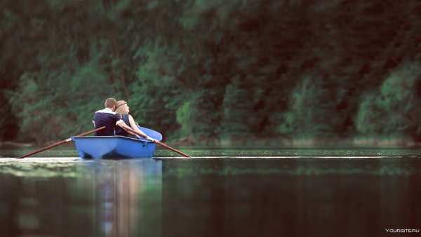 Девушка на лодке спиной