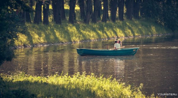 Люди в лодке на озере