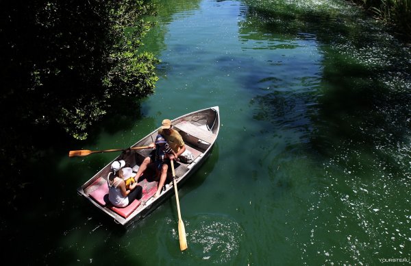 Лодка плывет