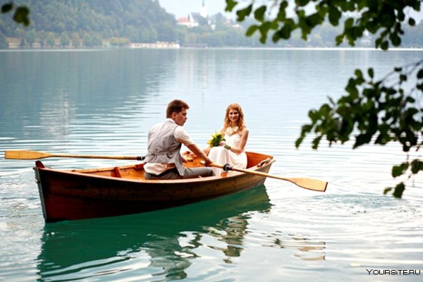 Лодка плывет