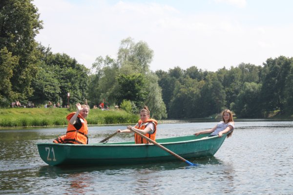 Катание на лодке по озеру