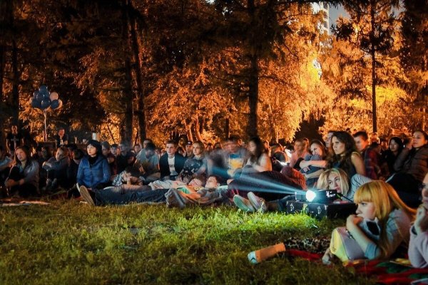 Кинотеатр под открытым небом в парке