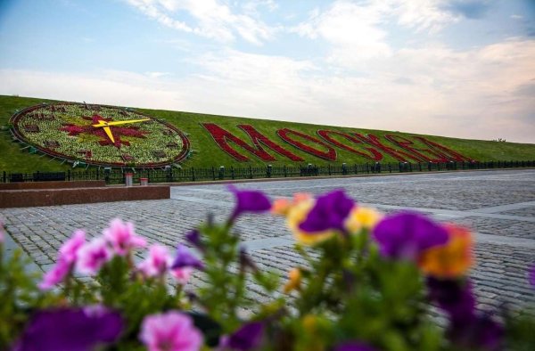 Цветочные часы на Поклонной горе в Москве
