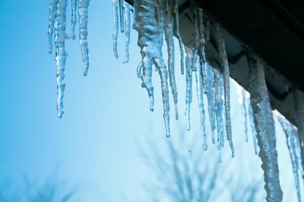 Сосульки капают с крыши