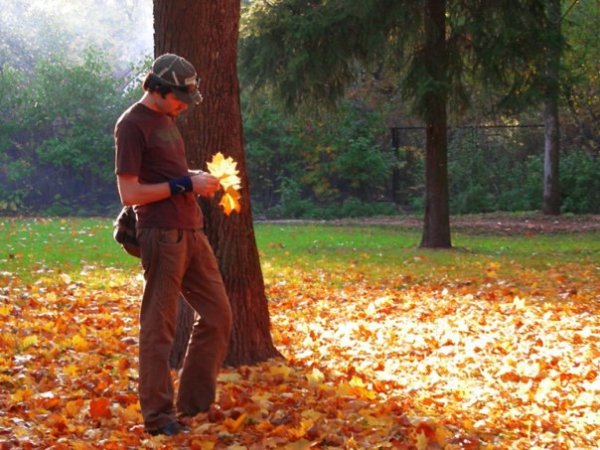 Парень в листве