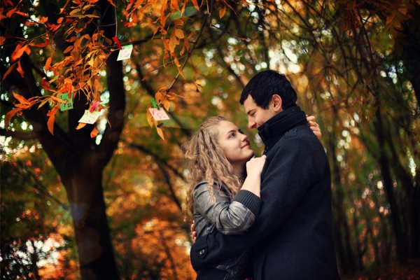 Парень с девушкой осенью