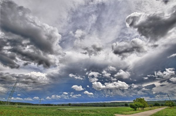Малооблачно гроза