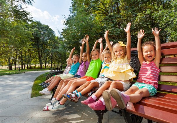 Радостные дети в парке