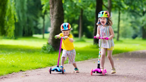 Ребенок на самокате