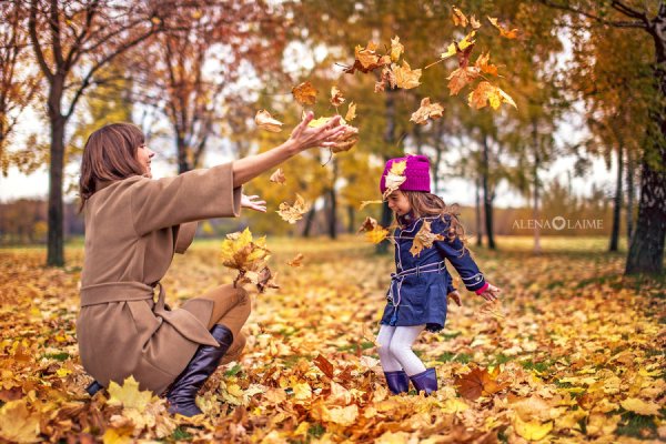 Дети в осеннем парке