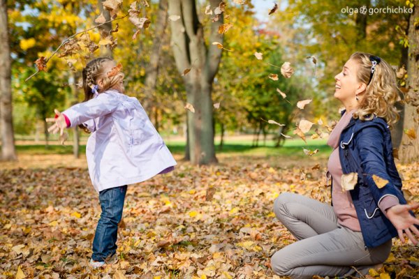 Дети в парке осенью